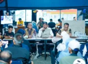 ASN Solok Gotong Royong Bersihkan Rumah Warga Terdampak Banjir