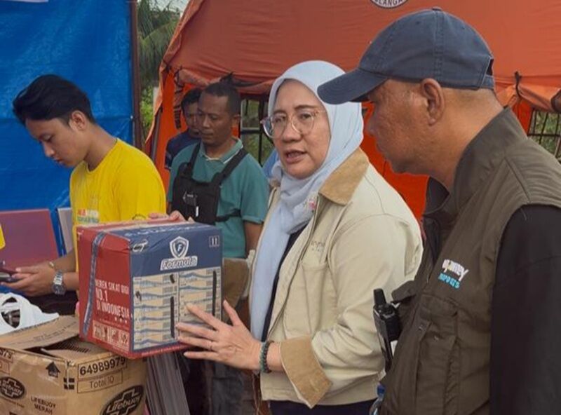 imelda-sari-perempuan-tangguh-bumn-berjibaku-di-bencana-banjir-bandang-sumbar