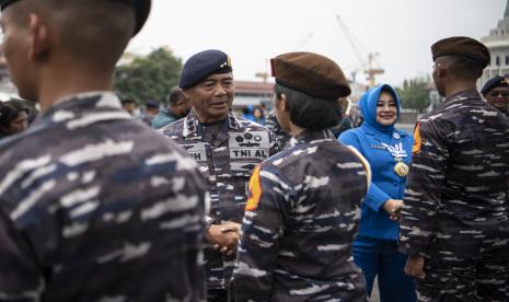 tni-al-antarkan-50-ton-bantuan-presiden-prabowo-untuk-korban-banjir-aceh