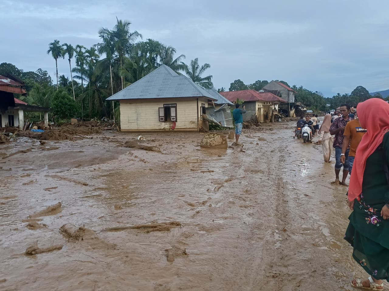 kritik-pedas-rocky-gerung-terhadap-penanganan-banjir-di-sumatera