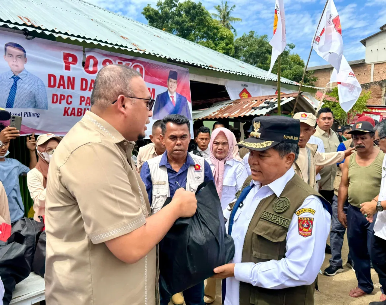 andre-rosiade-salurkan-ribuan-paket-bantuan-korban-banjir-agam-dengan-helikopter
