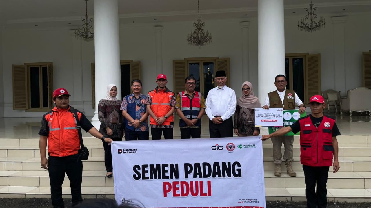 yayasan-dan-pt-semen-padang-salurkan-bantuan-untuk-korban-banjir-di-kota-padang