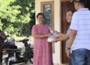 Bakri Pimpin HKB Bagikan Sembako untuk Warga dan Perantau