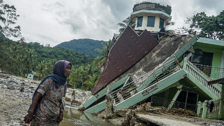bahlil:-pasokan-bbm-di-sumatera-barat-mulai-pulih-pasca-banjir