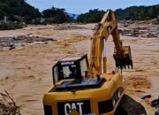PNP Kerahkan Alat Berat, Bantu Korban Banjir Padang
