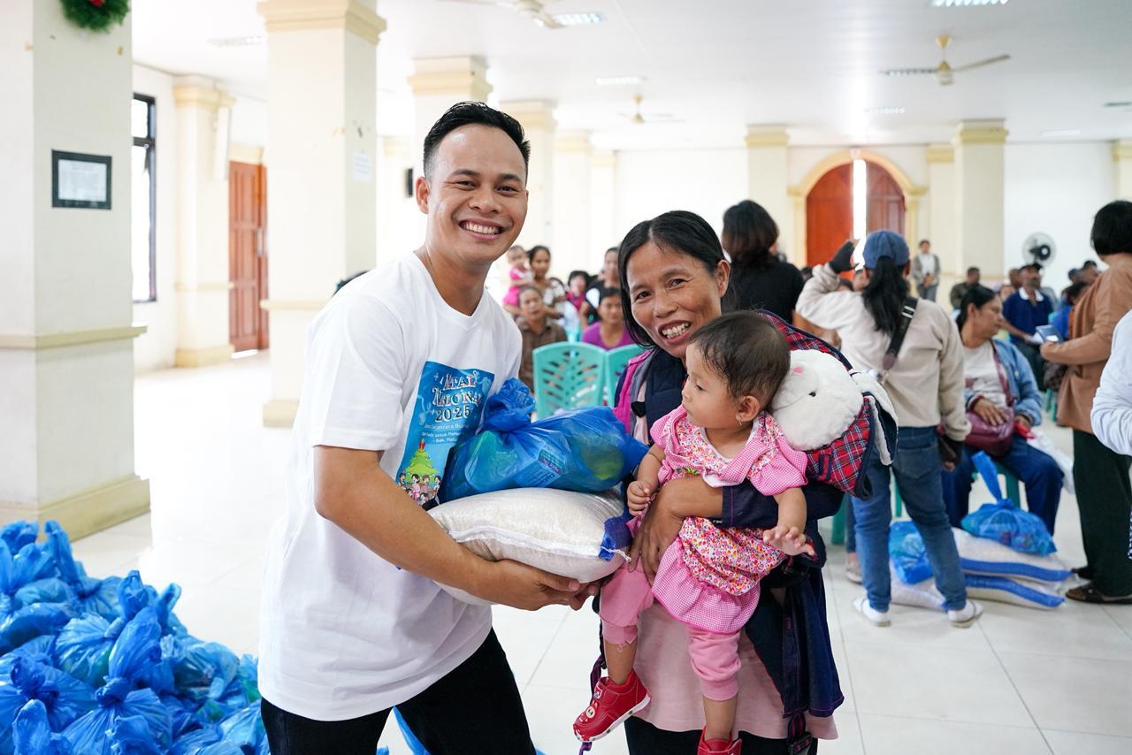 panitia-natal-nasional-salurkan-1.600-paket-bantuan-untuk-warga-terdampak-bencana-di-sumbar