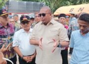 Andre Rosiade Bagikan Sembako untuk Warga Pariaman
