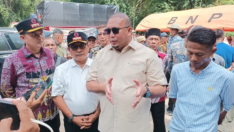 andre-rosiade-bantu-padang pariaman-2.500-paket-sembako