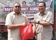 Andre Rosiade Serahkan Ribuan Paket Bantuan di Pariaman