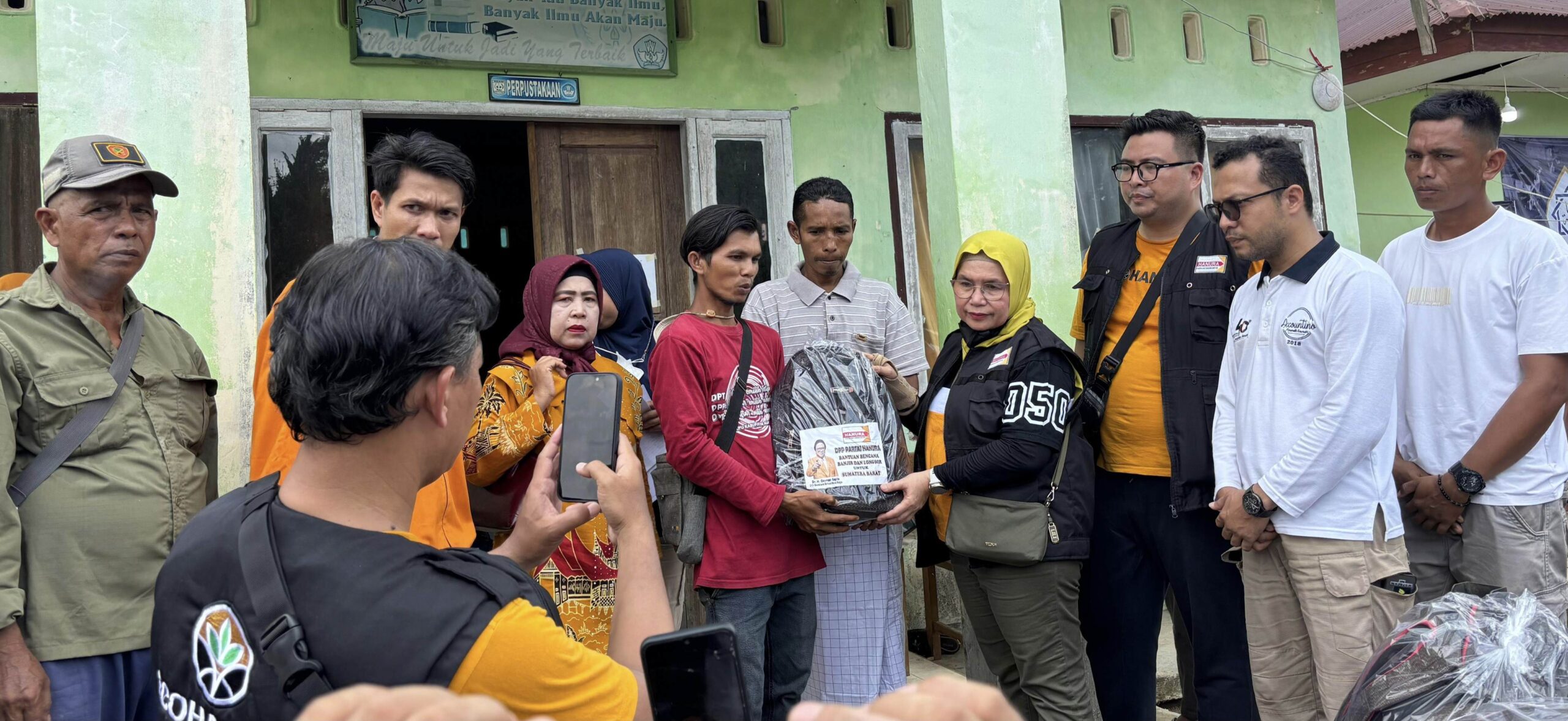 partai-hanura-bantu-korban-banjir-bandang-salareh-aia-palembayan-agam 