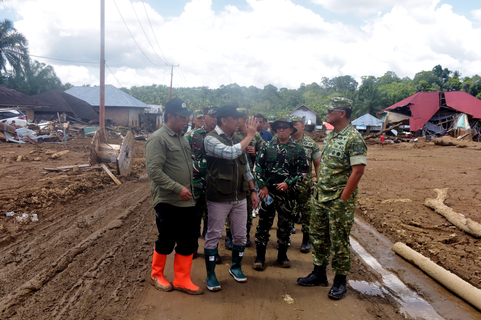 wabup-iqbal-dampingi-wakil-panglima-tni-dan-menteri-atr/bpn-tinjau-lokasi-bencana-di-salareh-aia