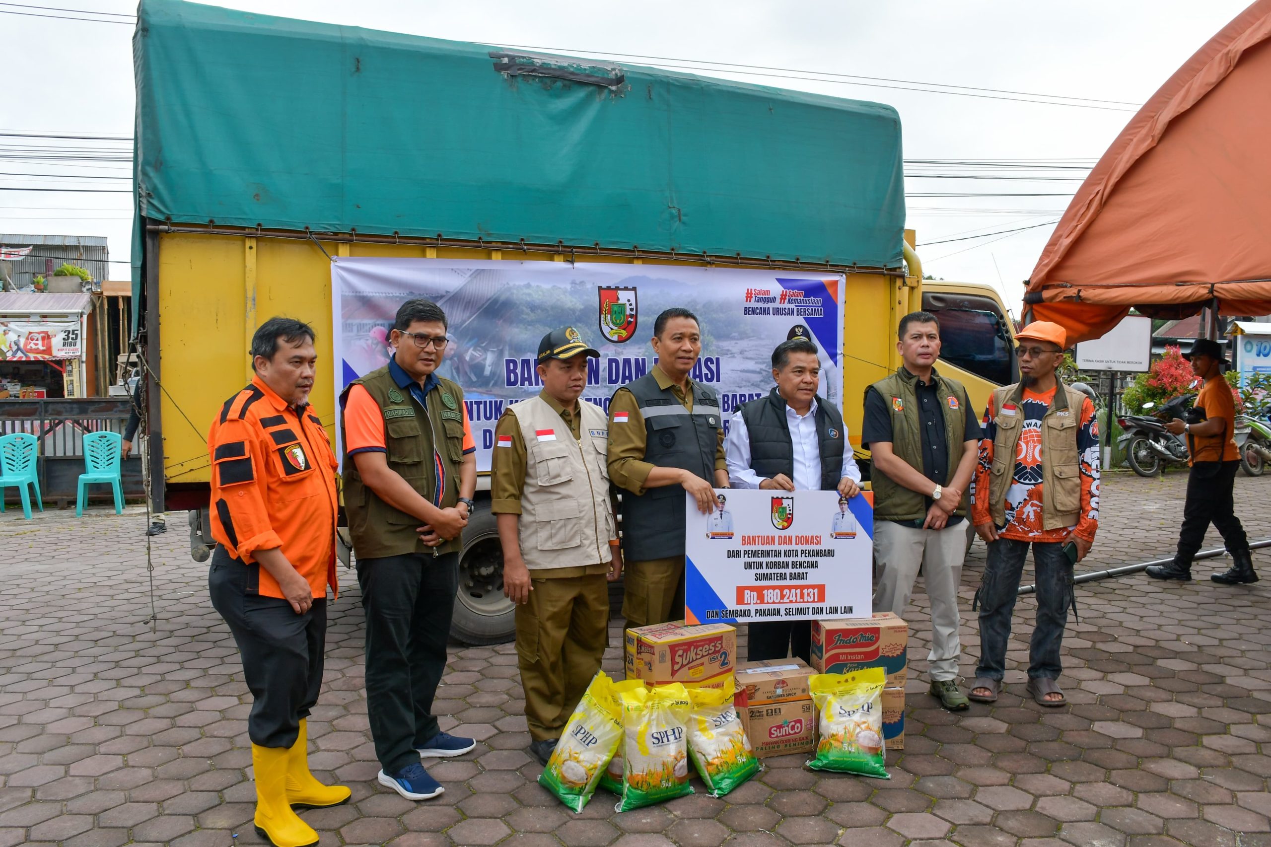 bantuan-kemanusiaan-dari-kota-pekanbaru,-bupati-agam-ungkap-syukur