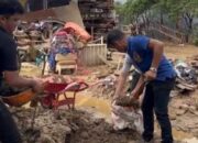 ASN Padang Gotong Royong Bersihkan SMAN 12 Pasca Banjir