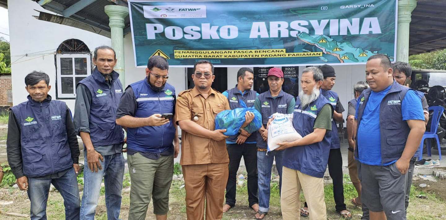 peduli-korban-bencana-sumbar,-arsyina-turun-bagikan-sembako 