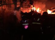 Kebakaran Hebat Landa Rumah dan Warung di Padang