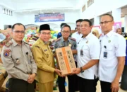 Sumbar Ulurkan Bantuan Beras, Korban Banjir Padang Tersenyum