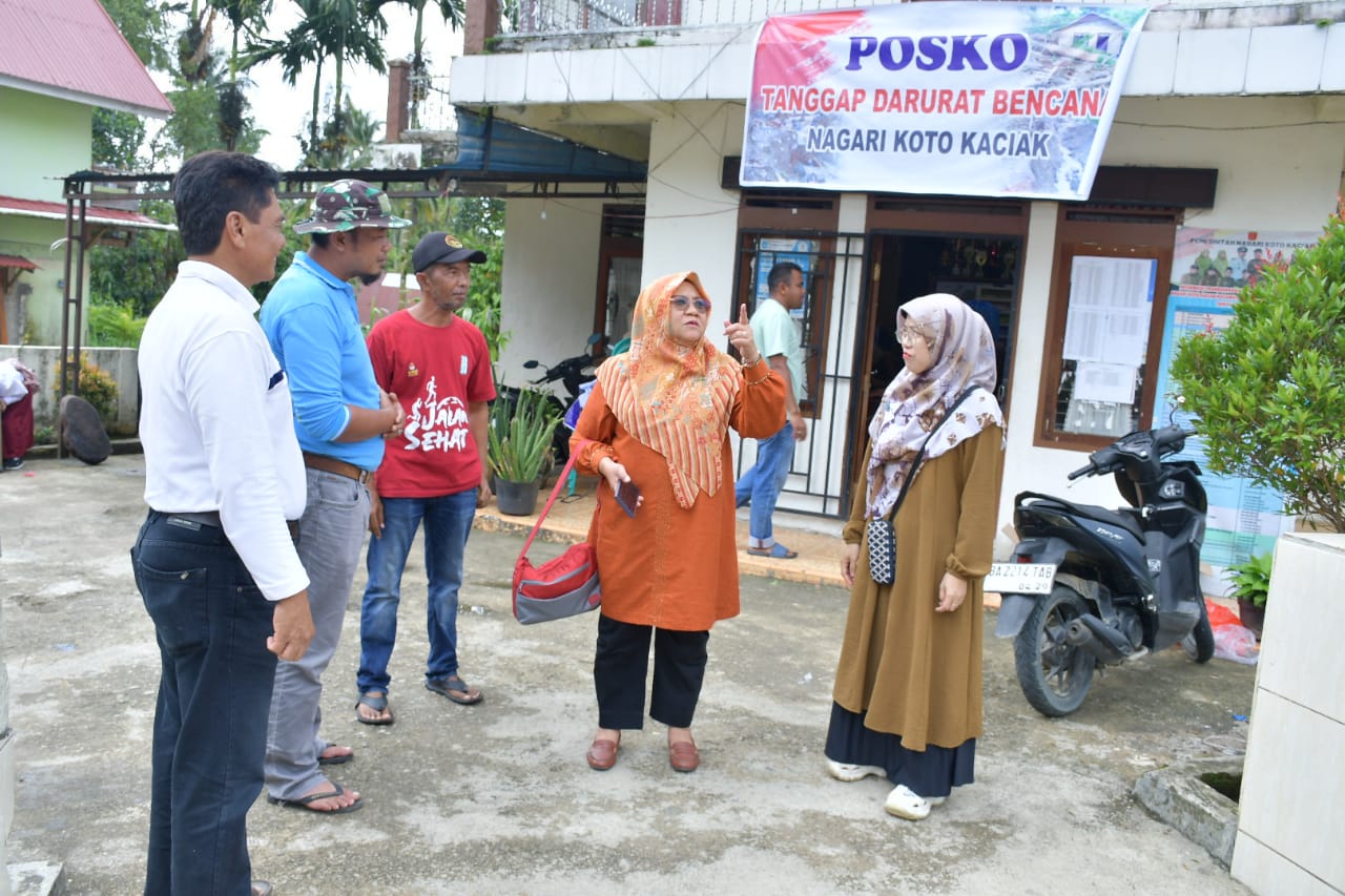 ketua-tp-pkk-agam-salurkan-bantuan-untuk-korban-banjir-bandang-di-koto-kaciak