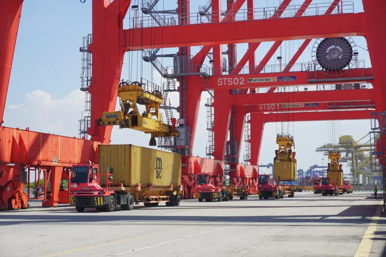 arus-peti-kemas-melonjak,-pelindo-terminal-petikemas-yakin-target-2025-terlampaui