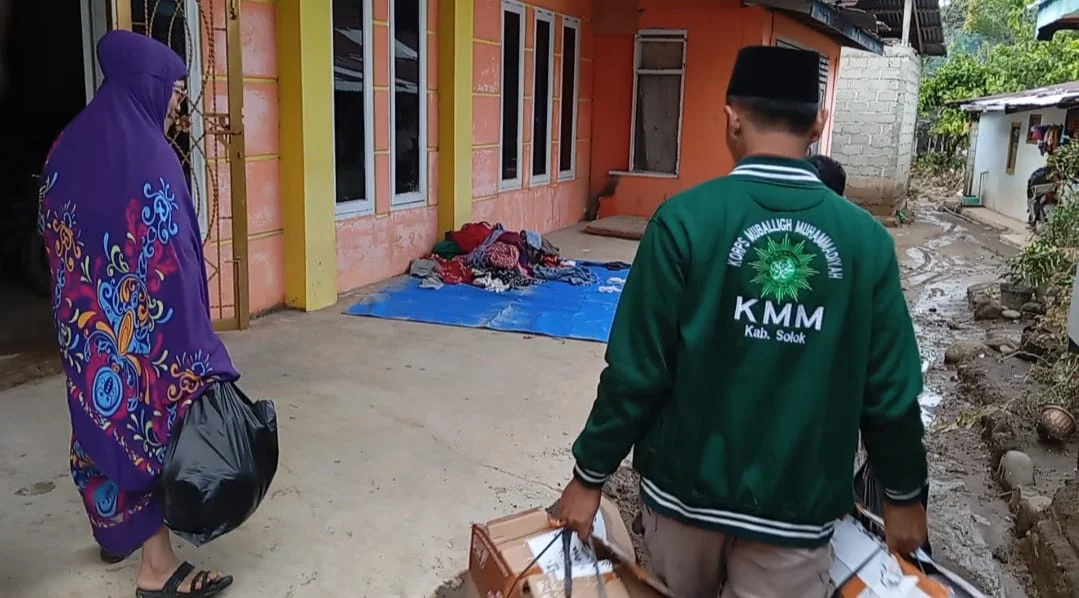 muhammadiyah-solok-salurkan-bantuan,-ringankan-korban-banjir-selayo