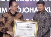 Irman Gusman Serahkan Penghargaan Diplomasi Iklim ke Hashim