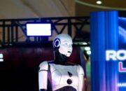 Robot AI Sapa Pengunjung Mall di Kuningan