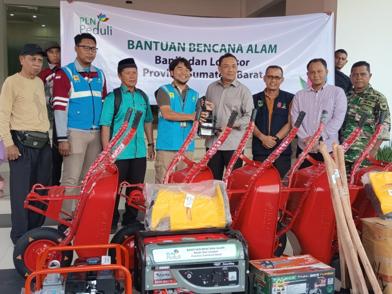 pt-pln-uip3b-padang-bantu-peralatan-penanganan-bencana,-untuk-5-nagari-di-tanjung-raya