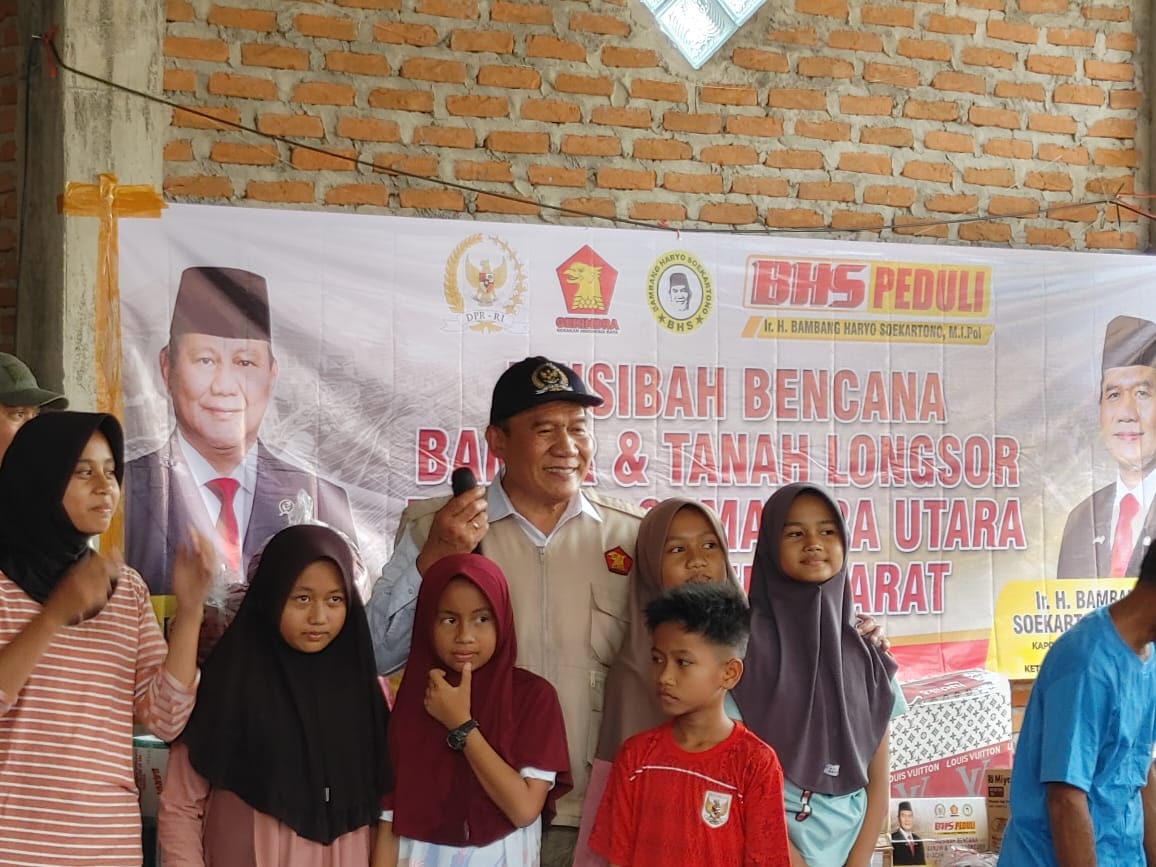anggota-dpr-bambang-haryo-soekartono-kuatkan-korban-bencana-di-sumbar