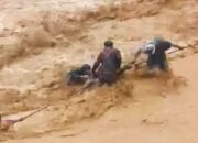 Padang Diterjang Banjir, Tim Evakuasi Warga Pauh