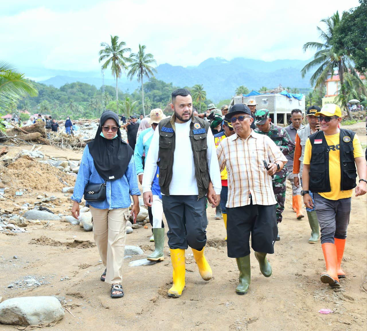 fadly-amran-turun-langsung-pimpin-aksi-bersih-pascabanjir-bandang-pauh
