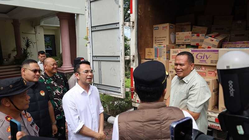 raffi-ahmad-serahkan-bantuan-untuk-warga-kota-pariaman