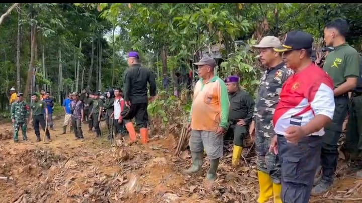 dpp-iarmi-sumbar-goro-bersihkan-200-meter-jalan-tertimbun-longsor-di-lubuak-tampuruang-guo-kuranji