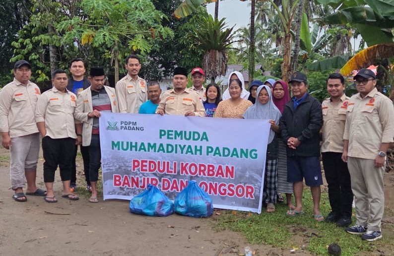 pemuda-muhammadiyah-padang-turun-langsung-bantu-warga-terdampak-banjir