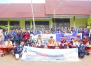 UISB Bersihkan Lumpur di SMA Negeri 9 Percepat Pembelajaran
