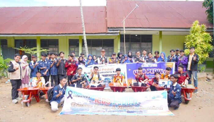 UISB Bersihkan Lumpur di SMA Negeri 9 Percepat Pembelajaran