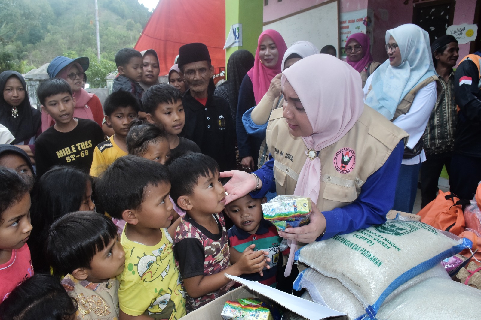ketua-gow-agam-salurkan-100-paket-sembako-untuk-korban-bencana-di-palupuah