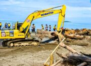 Semen Padang Kerahkan Alat, Bersihkan Pantai dari Kayu