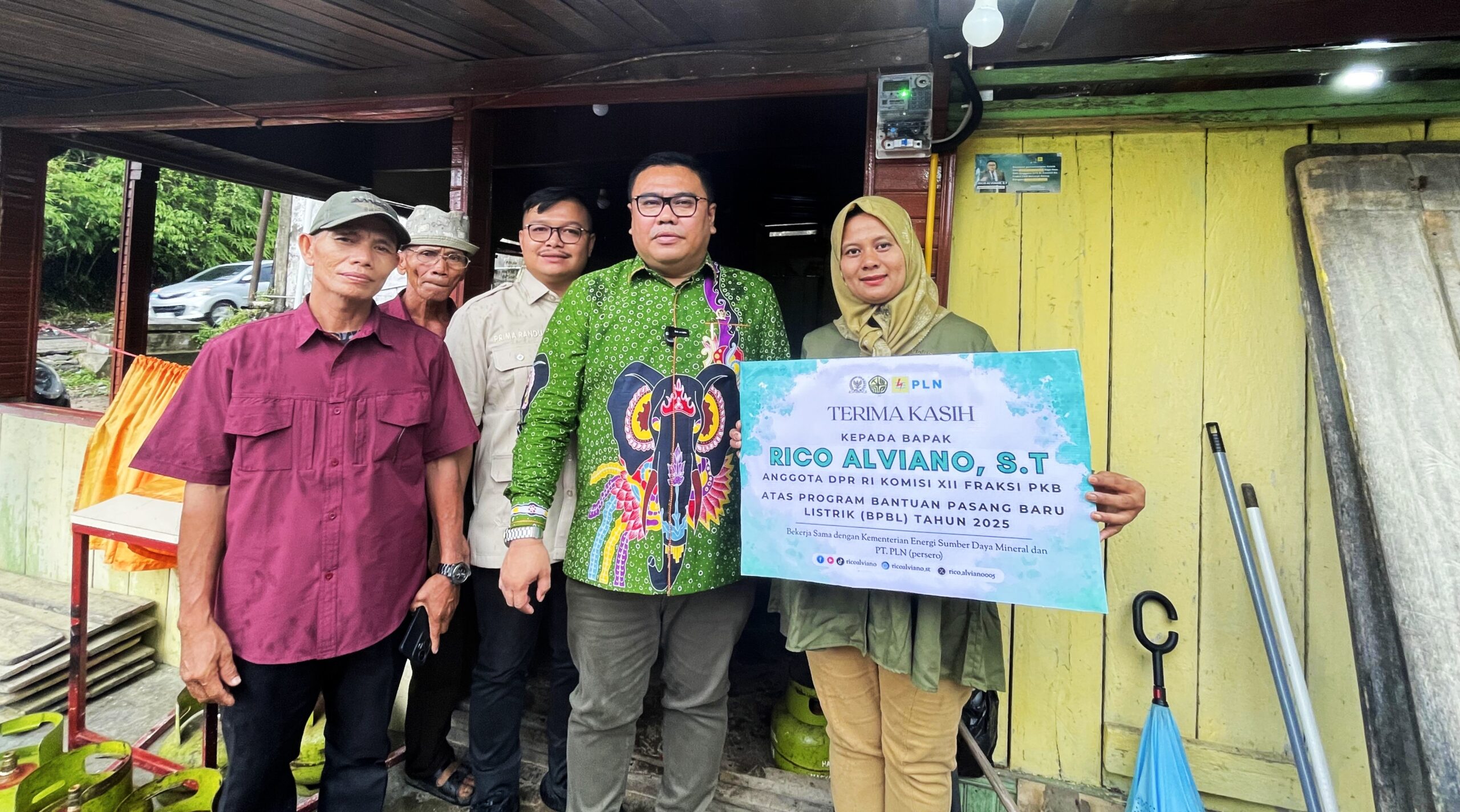 rico-alviano-salurkan-program-bantuan-pasang-baru-listrik-di-sijunjung:-satu-harapan-untuk-kehidupan-yang-lebih-terang