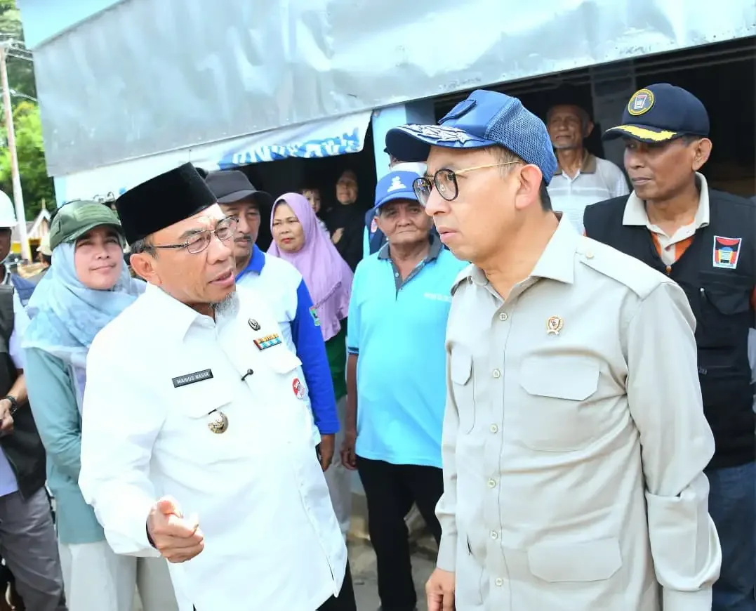 kemenbud-serahkan-bantuan-bagi-korban-bencana-di-padang