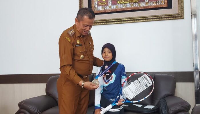 Wawako Payakumbuh Dukung Atlet Tenis Muda Berprestasi