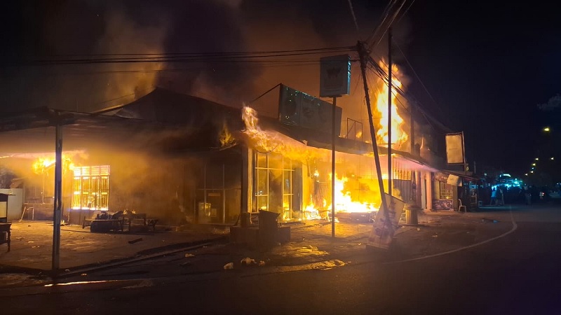 rumah-dan-tiga-petak-toko-di-banda-buek-padang-terbakar