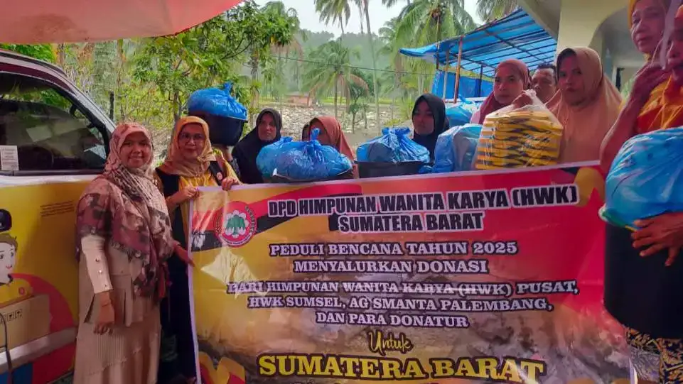 Himpunan Wanita Karya Provinsi Sumatera Barat saat menyalurkan amanah donasi untuk warga terdampak bencana banjir di Sumbar. (Dok. Istimewa)