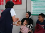 KAI Apresiasi Pengguna Perempuan LRT Jabodebek dengan Hadiah Spesial di Hari Ibu