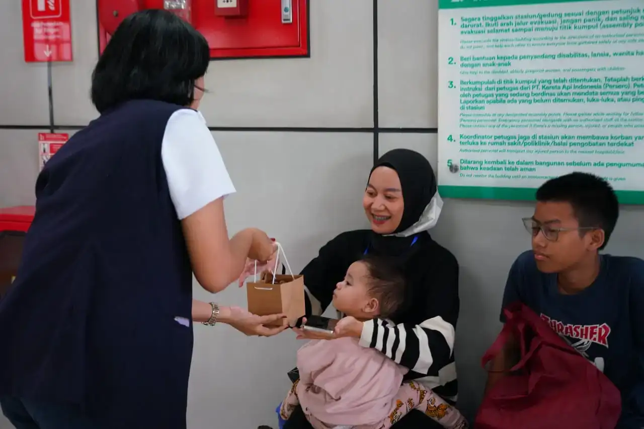 Hari Ibu Tahun 2025, KAI membagikan sebanyak 1.000 tanaman kepada para pengguna perempuan LRT Jabodebek.