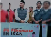 Rahmat Saleh Dukung Nelayan Pessel dengan Bantuan Jaring Ikan