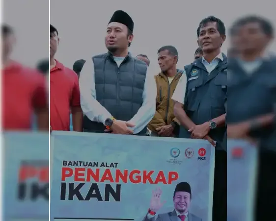 Anggota Komisi IV DPR RI Rahmat Saleh menyerahkan bantuan aspirasi #SumbarCerdasBertani berupa alat penangkap ikan kepada nelayan di Nagari Pulorejo, Kabupaten Pesisir Selatan, Senin (15/12/2025).