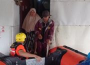 BPBD Evakuasi Keluarga Terjebak Banjir di Dadok Tunggul Hitam