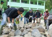 Gotong Royong Warga IV Koto Pulihkan Jembatan Balingka