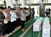 Bupati Agam Gotong Jenazah Korban Banjir Bandang