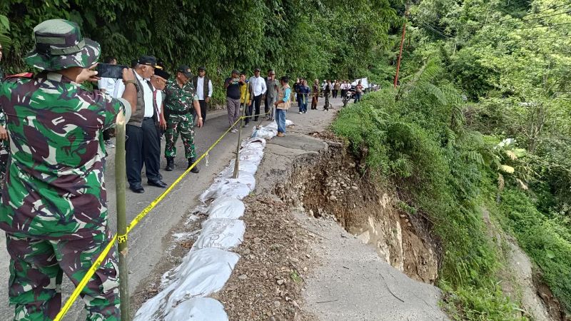 tiga-titik-jalan-putus-di-pasaman-barat,-gubernur-minta-pengalihan-jalur