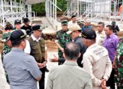 Menko Polhukam Salurkan Bantuan, Tinjau Huntara Palembayan Pasca Bencana